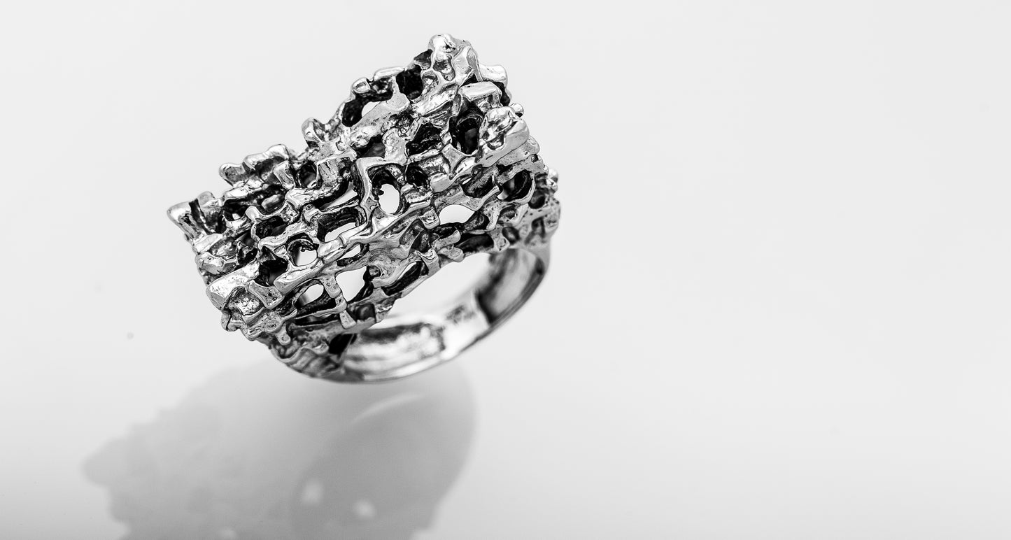 Anello, "Holes in my soul"