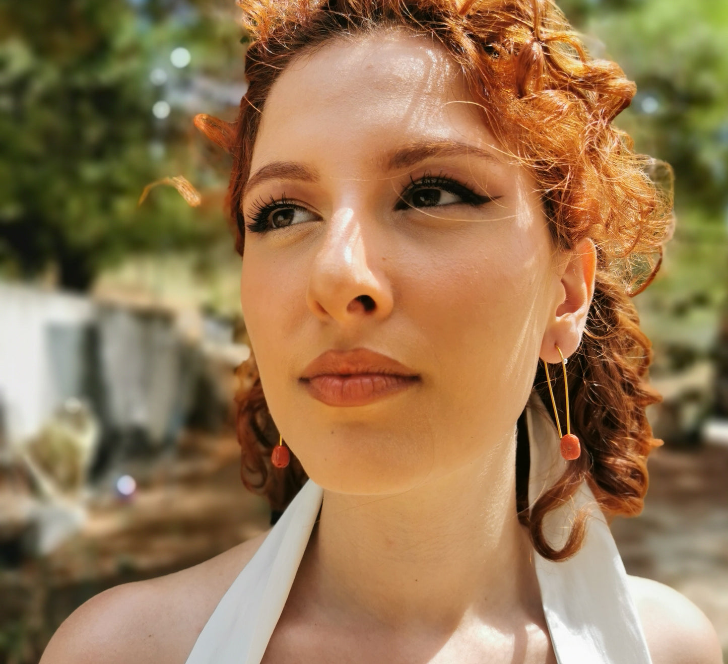 Orecchini dorati con corallo