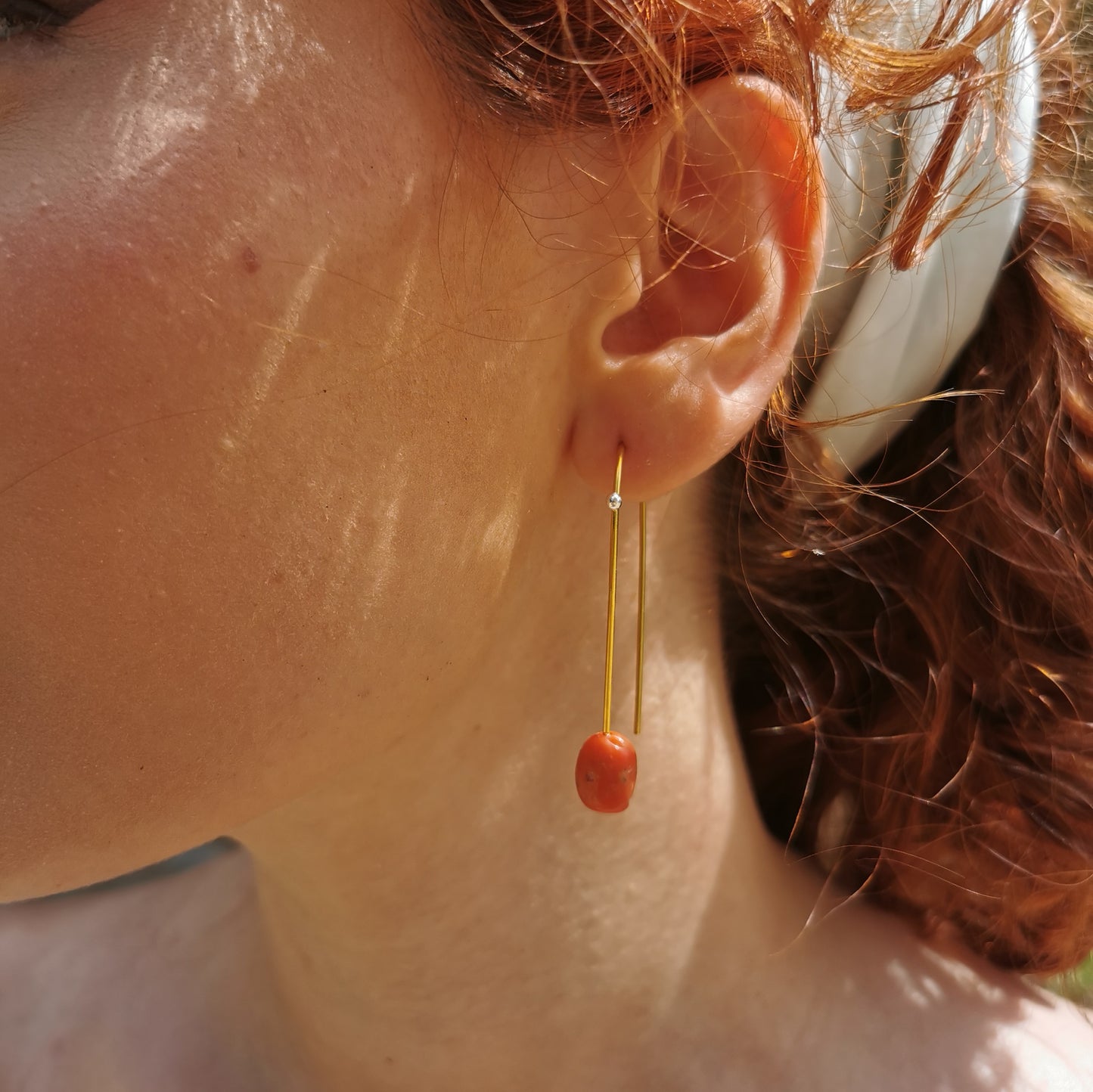 Orecchini dorati con corallo