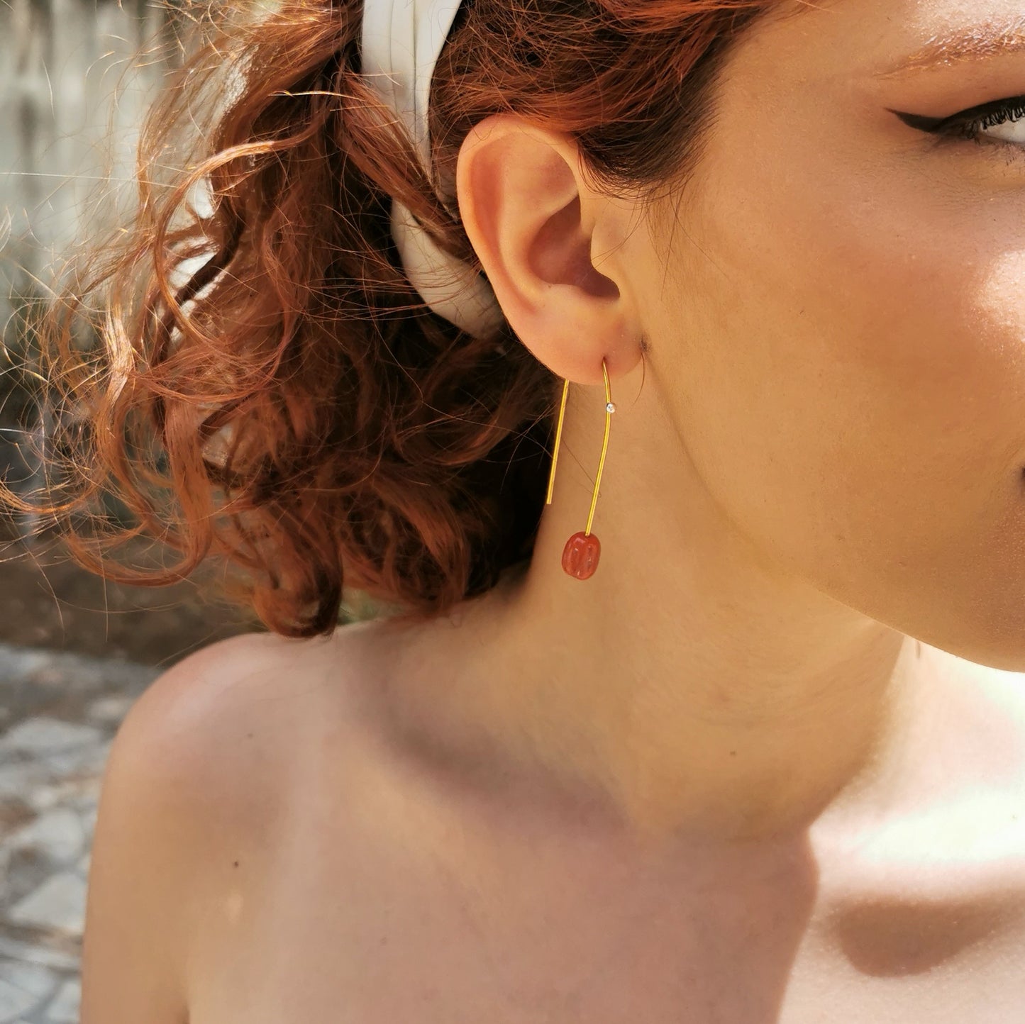 Orecchini dorati con corallo