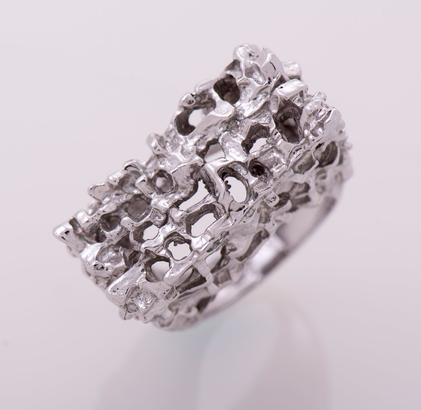 Anello, "Holes in my soul"