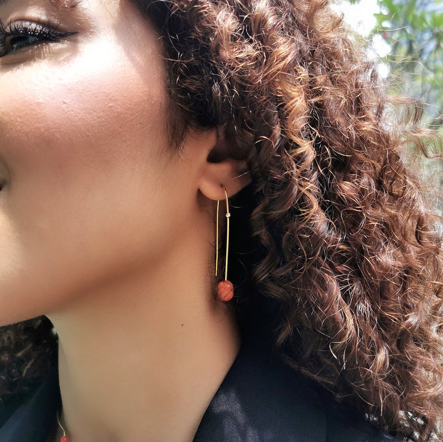 Orecchini dorati con corallo