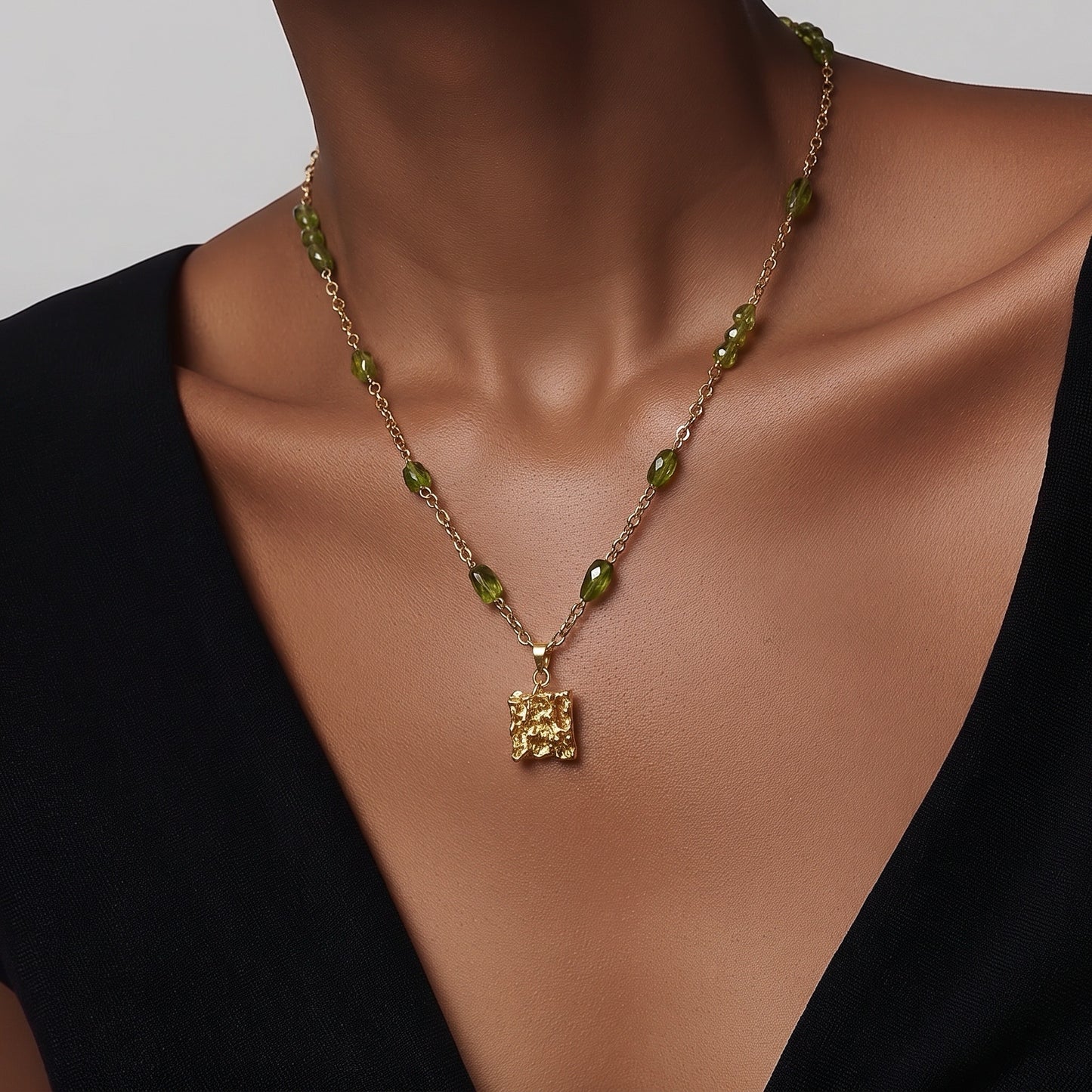 Collana con pietre Olivine