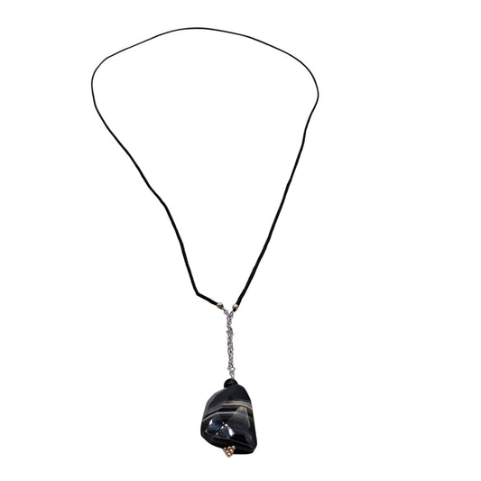 Collana con giada nera e pendente in agata striata