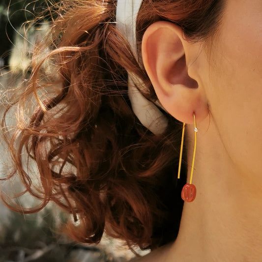 Orecchini dorati con corallo